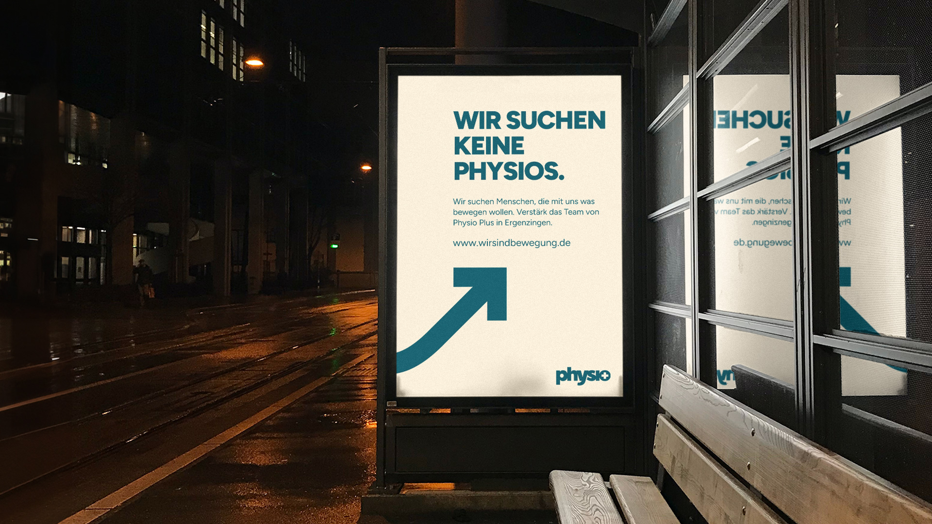 City Light Poster von THIS IS JUJU für Physio Plus an einer Bushaltestelle, mit der Headline „Wir suchen keine Physios.“ im neuen modernen Corporate Design, das qualifizierte Physiotherapeut:Innen anspricht.