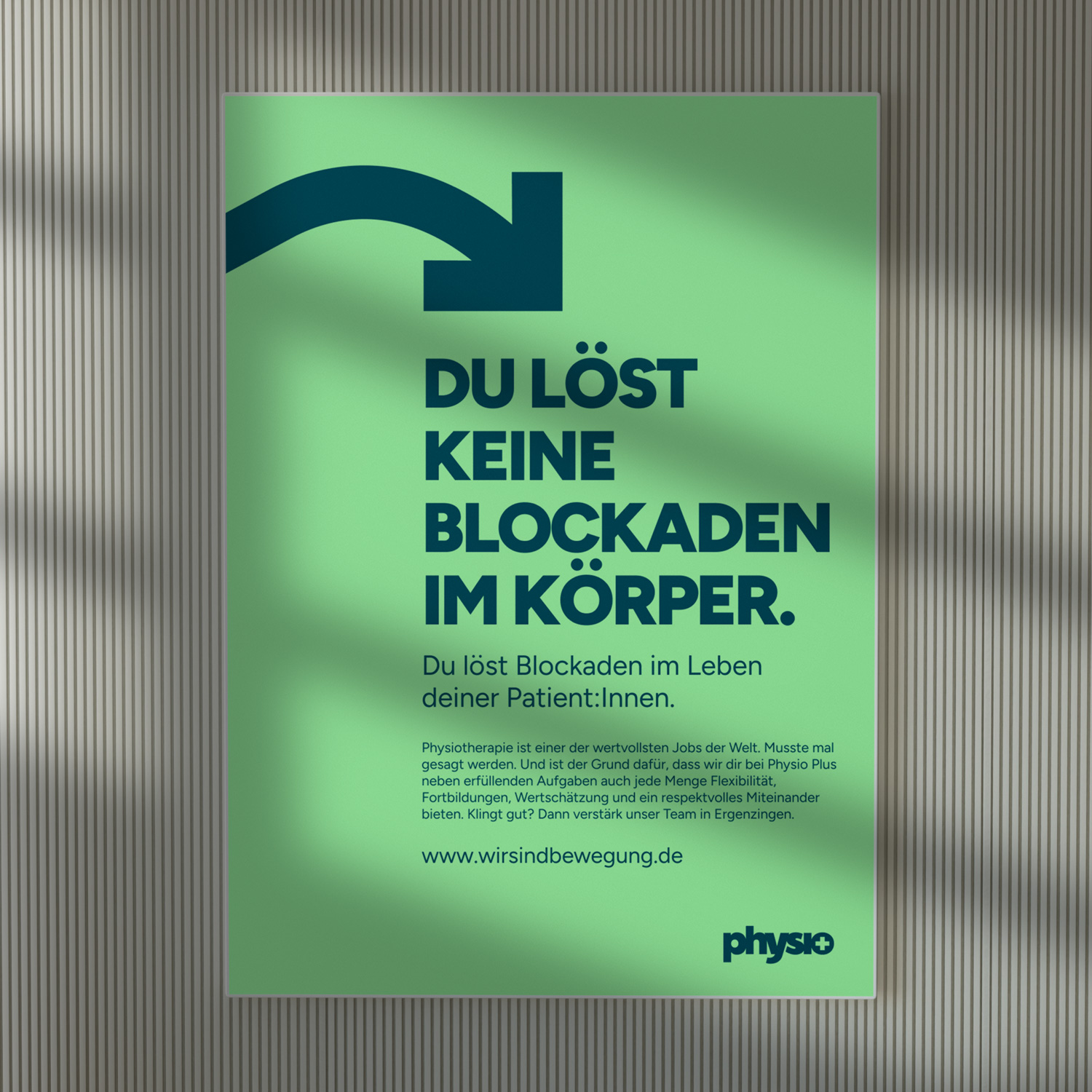 Plakat der Physio Plus Recruitingkampagne von THIS IS JUJU mit Headline “Du löst keine Blockaden im Körper. Du löst Blockaden im Leben deiner Patient:Innen.” und einem CI-Pfeil als Symbol für Bewegung und Physiotherapie.