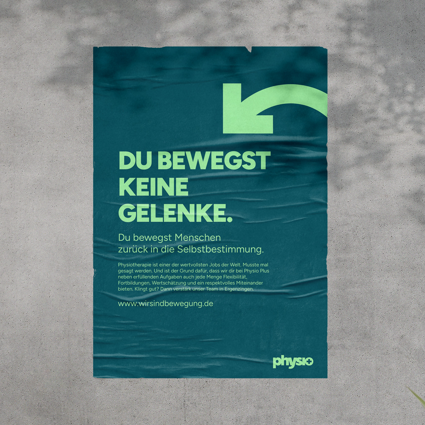 Poster der Physio Plus Recruitingkampagne mit der Headline „Du bewegst keine Gelenke. Du bewegst Menschen zurück in die Selbstbestimmung.“ und einem CI-Pfeil als Symbol für Bewegung und Physiotherapie. Von THIS IS JUJU.