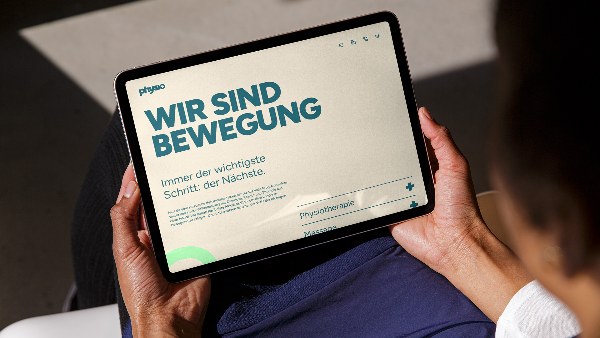 Website-Sektion der Arbeitgebermarke Physio Plus mit Claim „Wir sind Bewegung.“ und Pfeil-Designelement auf einem Tablet in moderner CI. Kreiert von THIS IS JUJU.