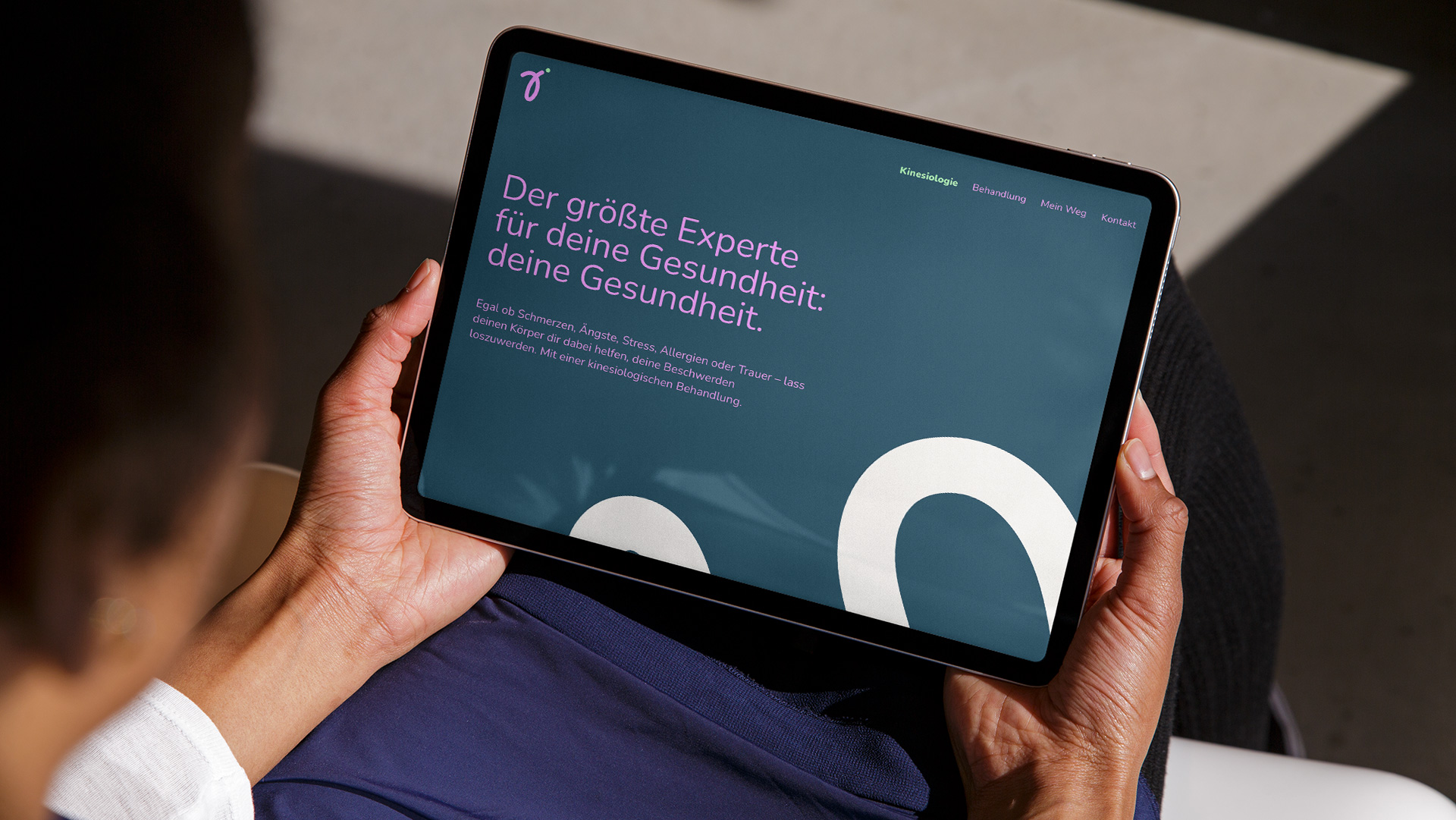 Ansicht der neuen Website von frau jehle kinesiologie auf einem Tablet; zeigt modernes, reduziertes Design mit Headline und Meridian-Linien, gestaltet von THIS IS JUJU.