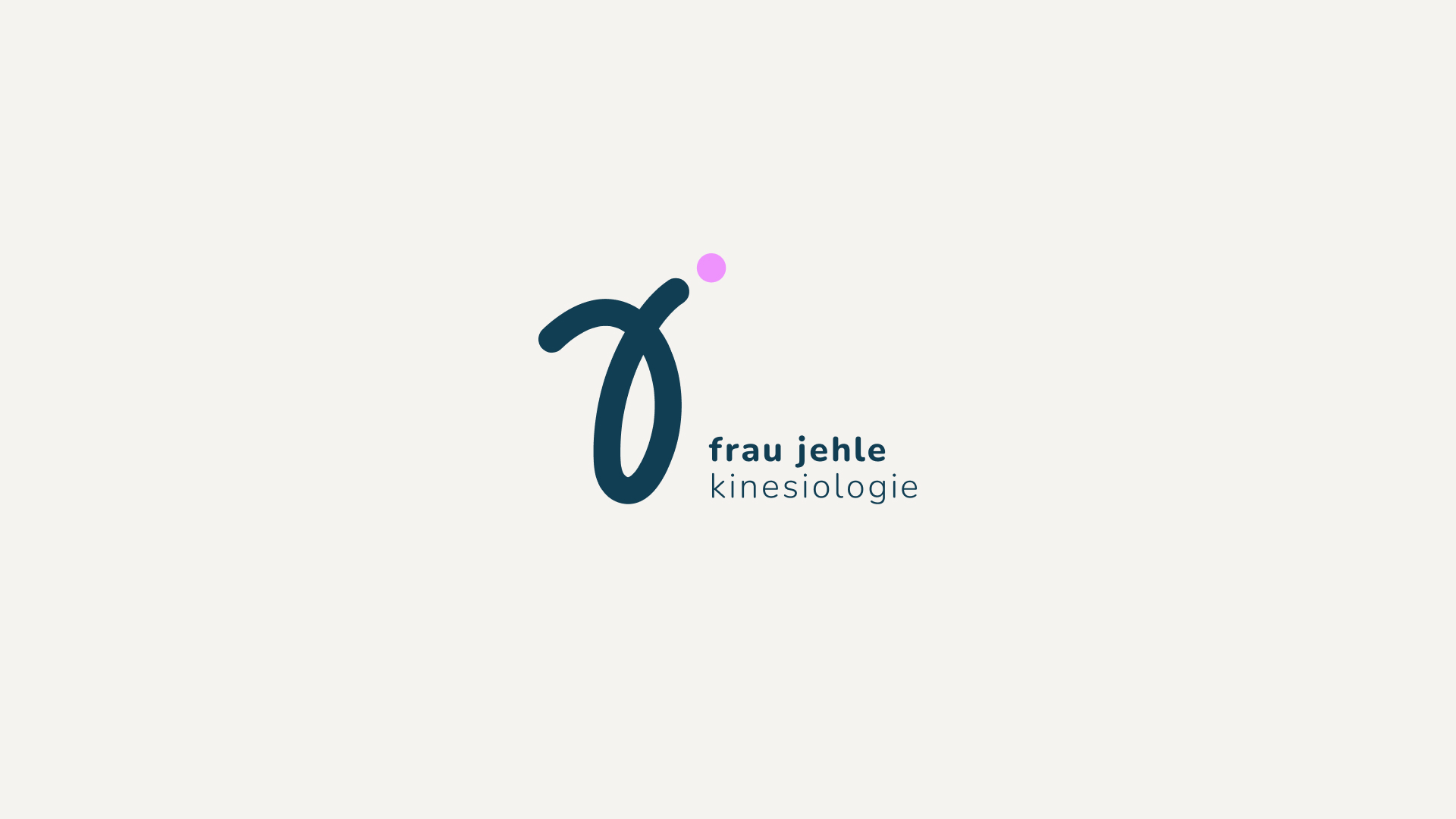 Frisches Logo von THIS IS JUJU für frau jehle kinesiologie mit handgeschriebenem „j“ und Deskriptor „frau jehle kinesiologie“ in der neuen CI-Schrift.