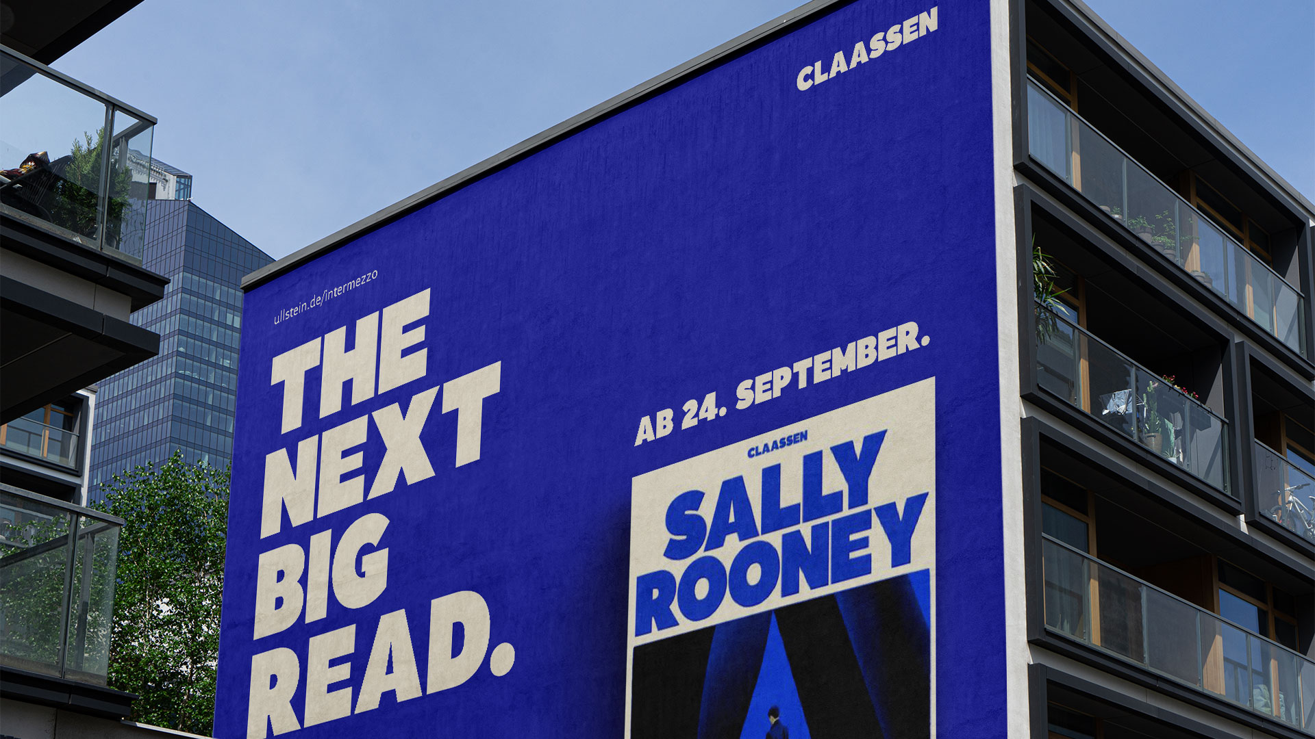 Teaserplakat zu „Intermezzo“ von Sally Rooney an einem Hochhaus mit der Headline „The next big read“ und reduziertem Packshot des Buches, gestaltet von THIS IS JUJU.