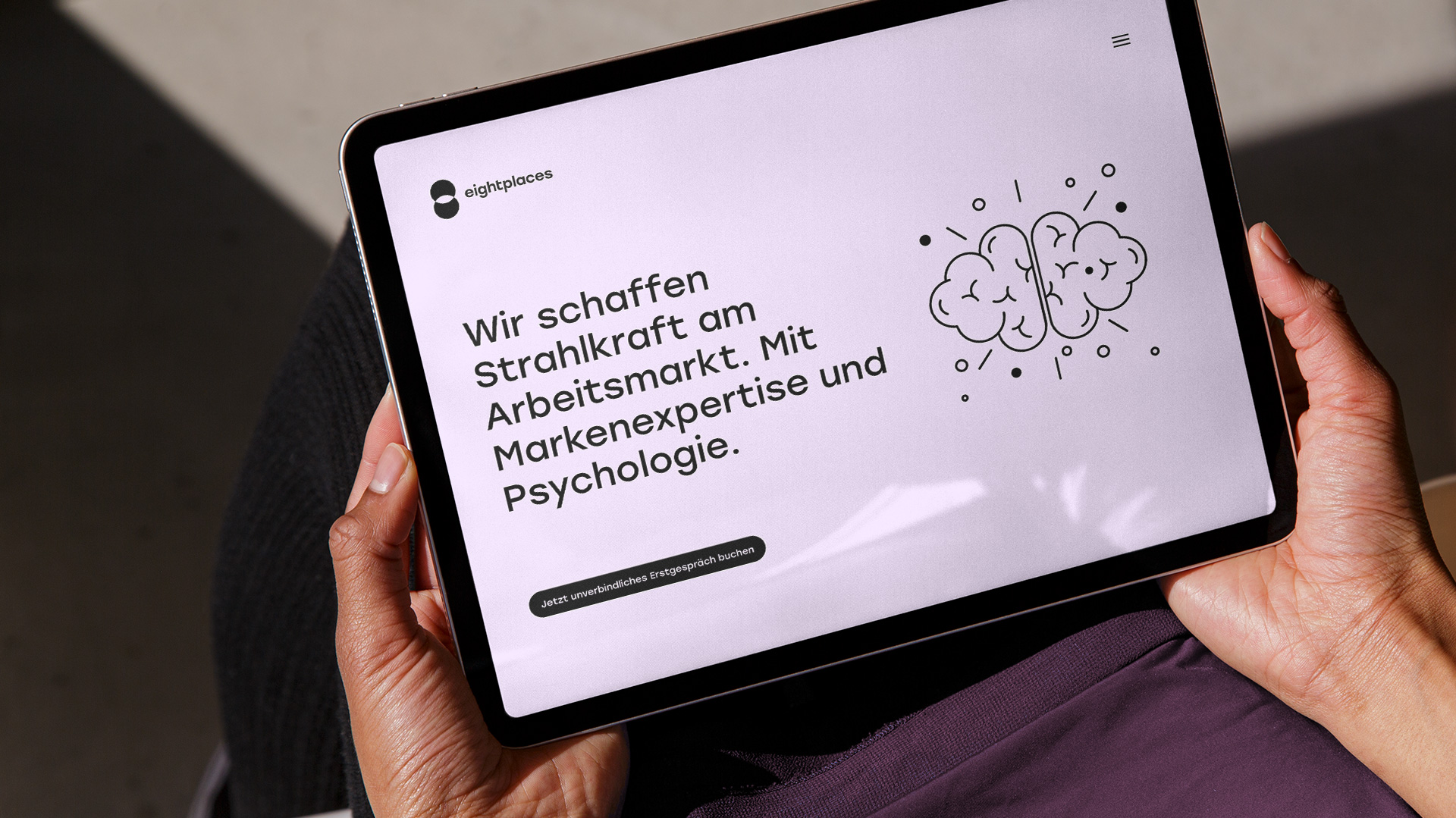 Website-Ansicht von THIS IS JUJU für eightplaces auf einem Tablet mit hellem Flieder-Hintergrund, einer Illustration eines strahlenden Gehirns und einer Headline über die psychologische Kompetenz der Marke.