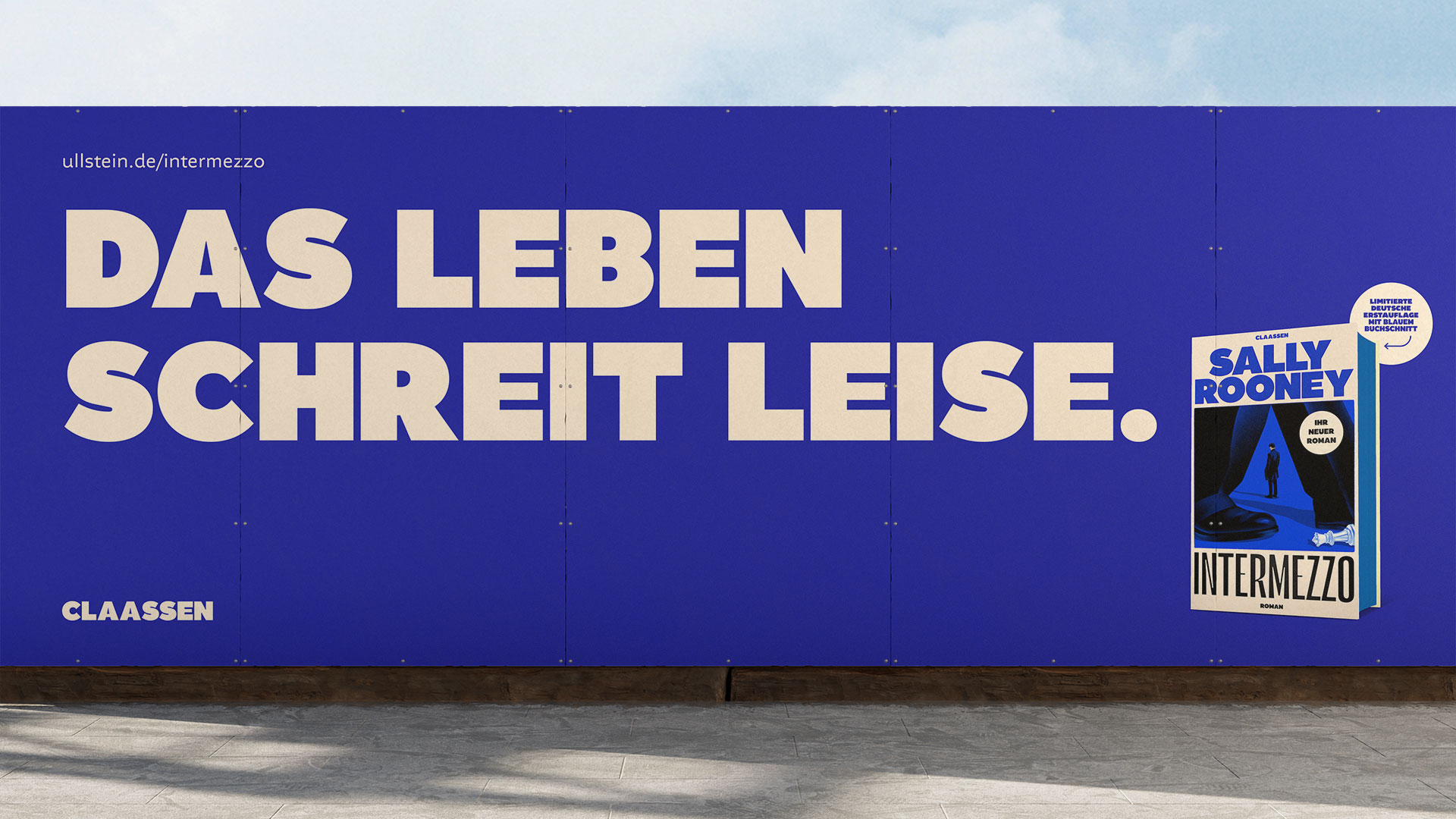 Großes Bauzaunplakat mit der Headline „Das Leben schreit leise“ in Blau und dem Cover des Buches „Intermezzo“ von Sally Rooney, gestaltet von THIS IS JUJU.