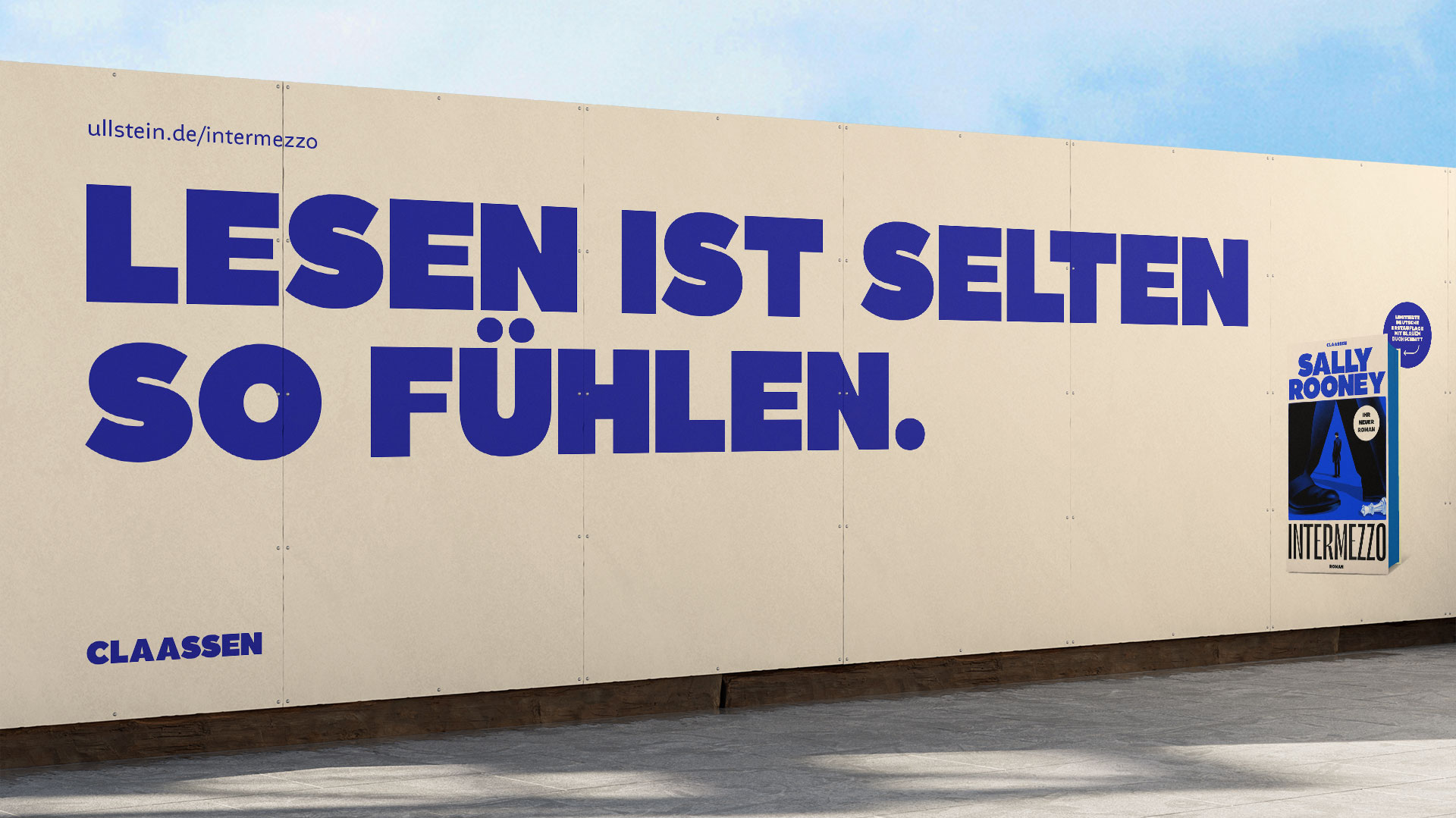 Großes Bauzaunplakat mit der Headline „Lesen ist selten so fühlen“ in Blau und einem Bild des Buchcovers „Intermezzo“ von Sally Rooney, designed von THIS IS JUJU.