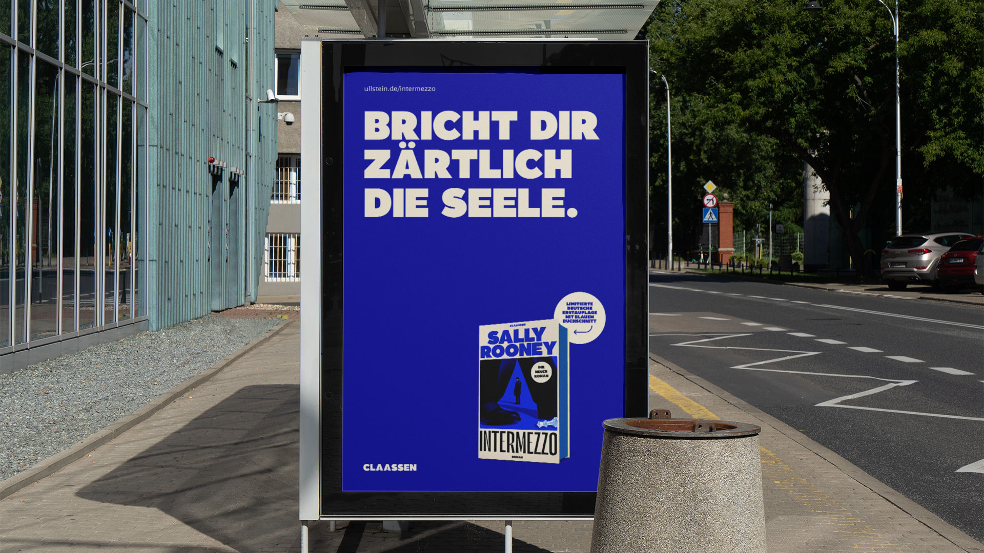 City Light Poster an Bushaltestelle für „Intermezzo“ von Sally Rooney, mit der Headline „Bricht dir zärtlich die Seele“ in Blau und dem Buchcover, gestaltet von THIS IS JUJU.