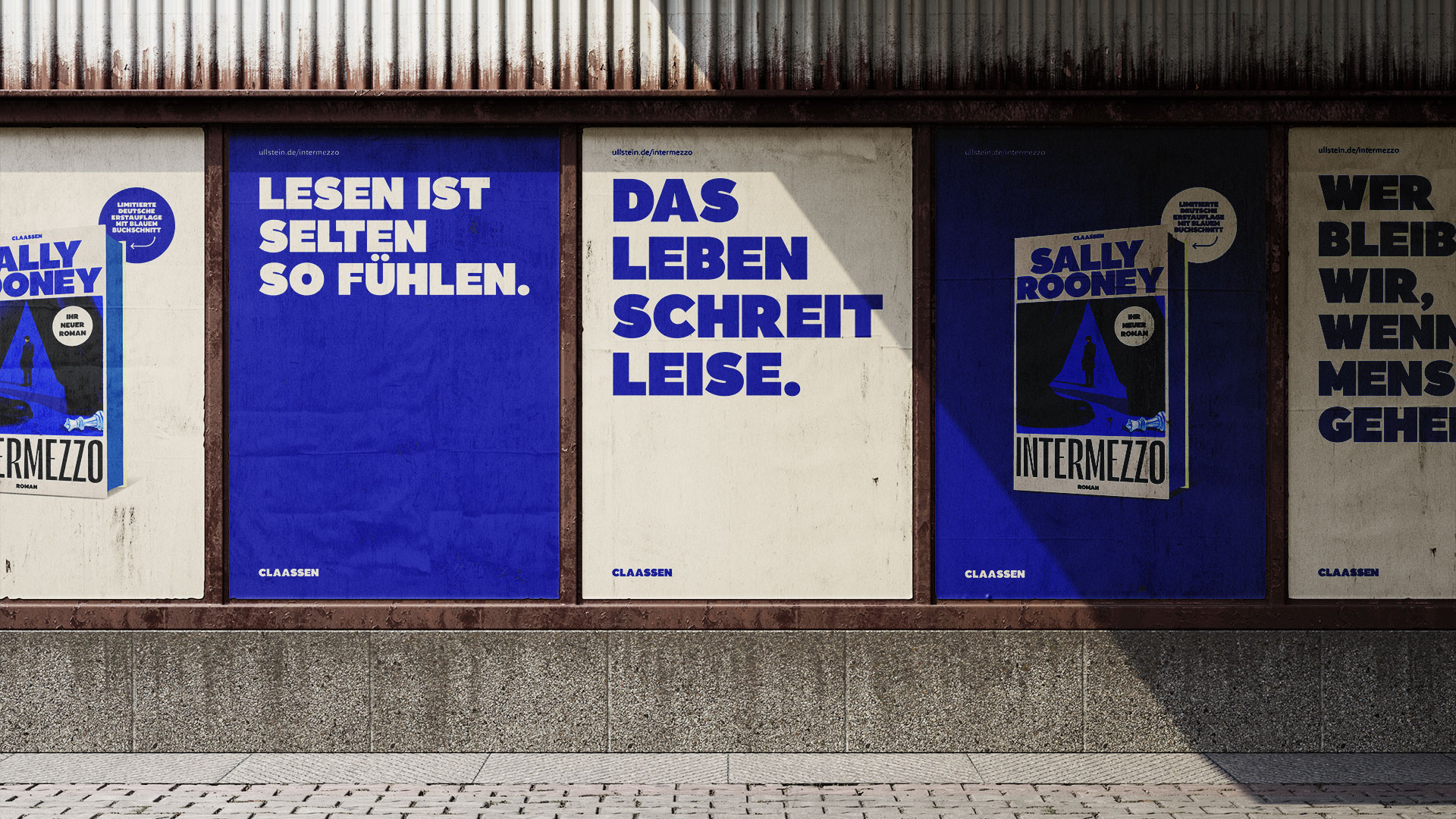 Mehrere Kampagnenplakate an einer Fassade für „Intermezzo“ von Sally Rooney, mit dem Buchcover und Headline-Motiven wie „Lesen ist selten so fühlen.“ und „Das Leben schreit leise.“, gestaltet von THIS IS JUJU.