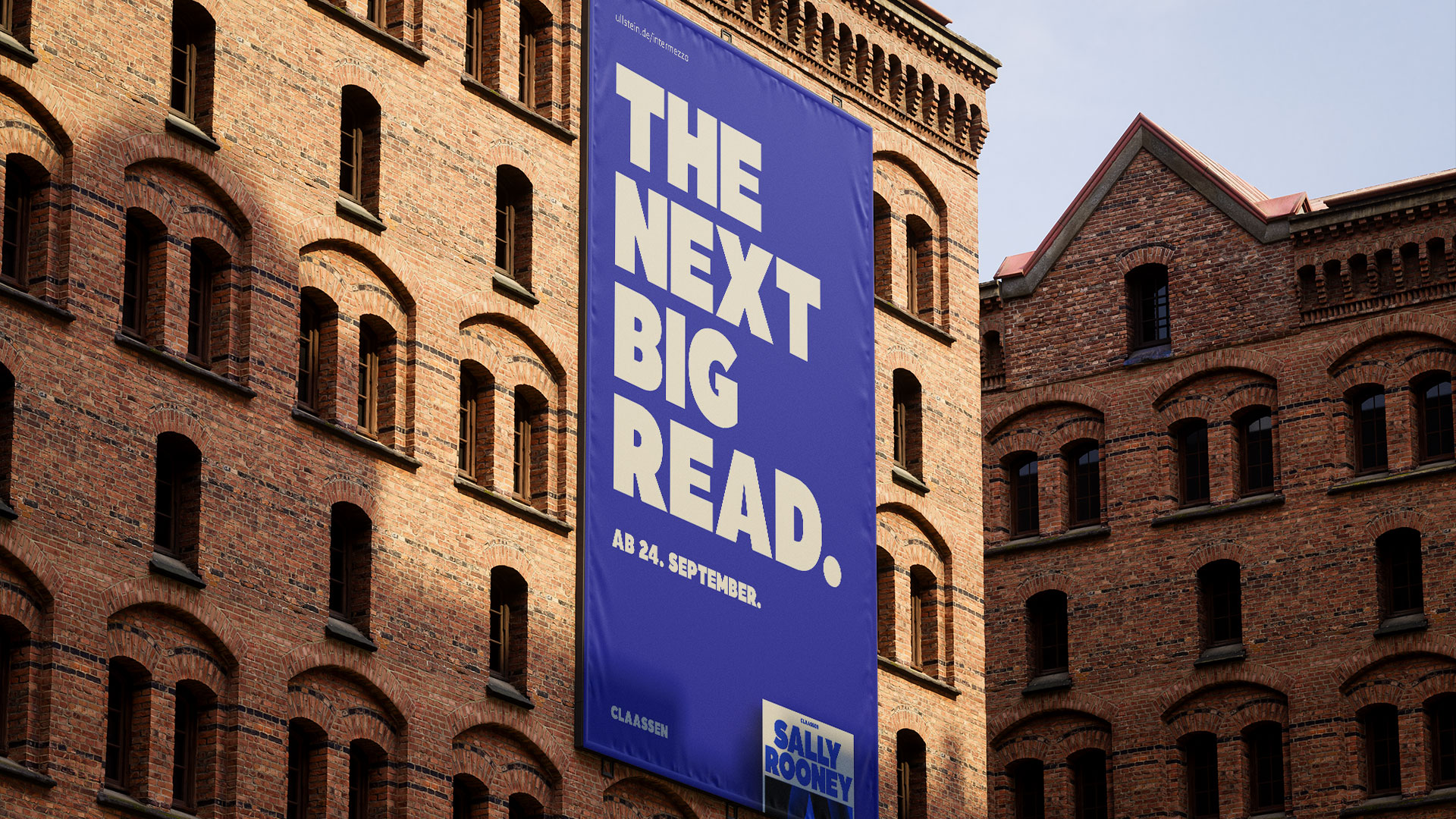 Großes Teaser-Plakat für „Intermezzo“ von Sally Rooney an einem Backstein-Gebäude, zeigt die Headline „The next big read“ und ein kleines Bild des Buchcovers, gestaltet von THIS IS JUJU.